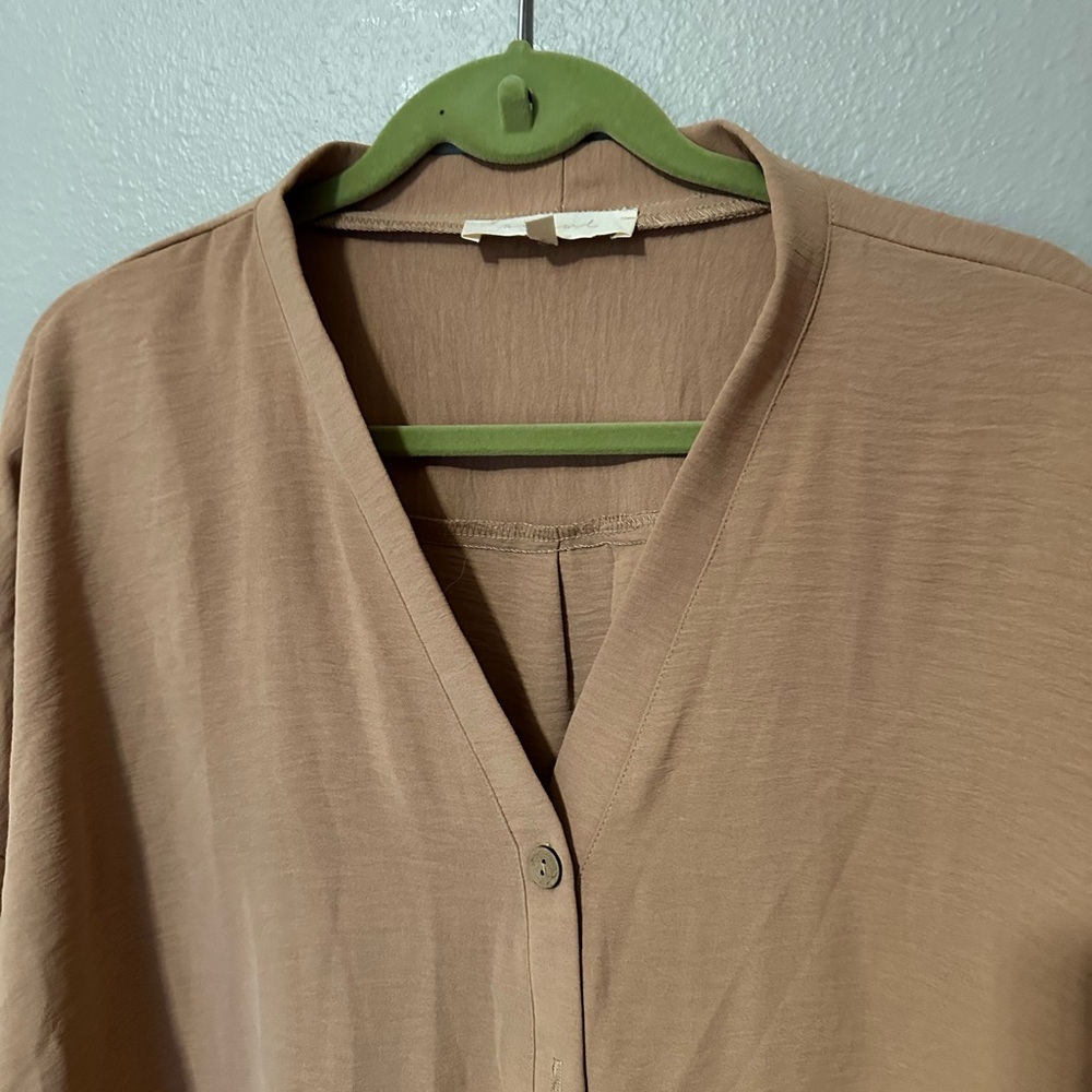 How do you wear that essential shirt - Picture 3 of 5
